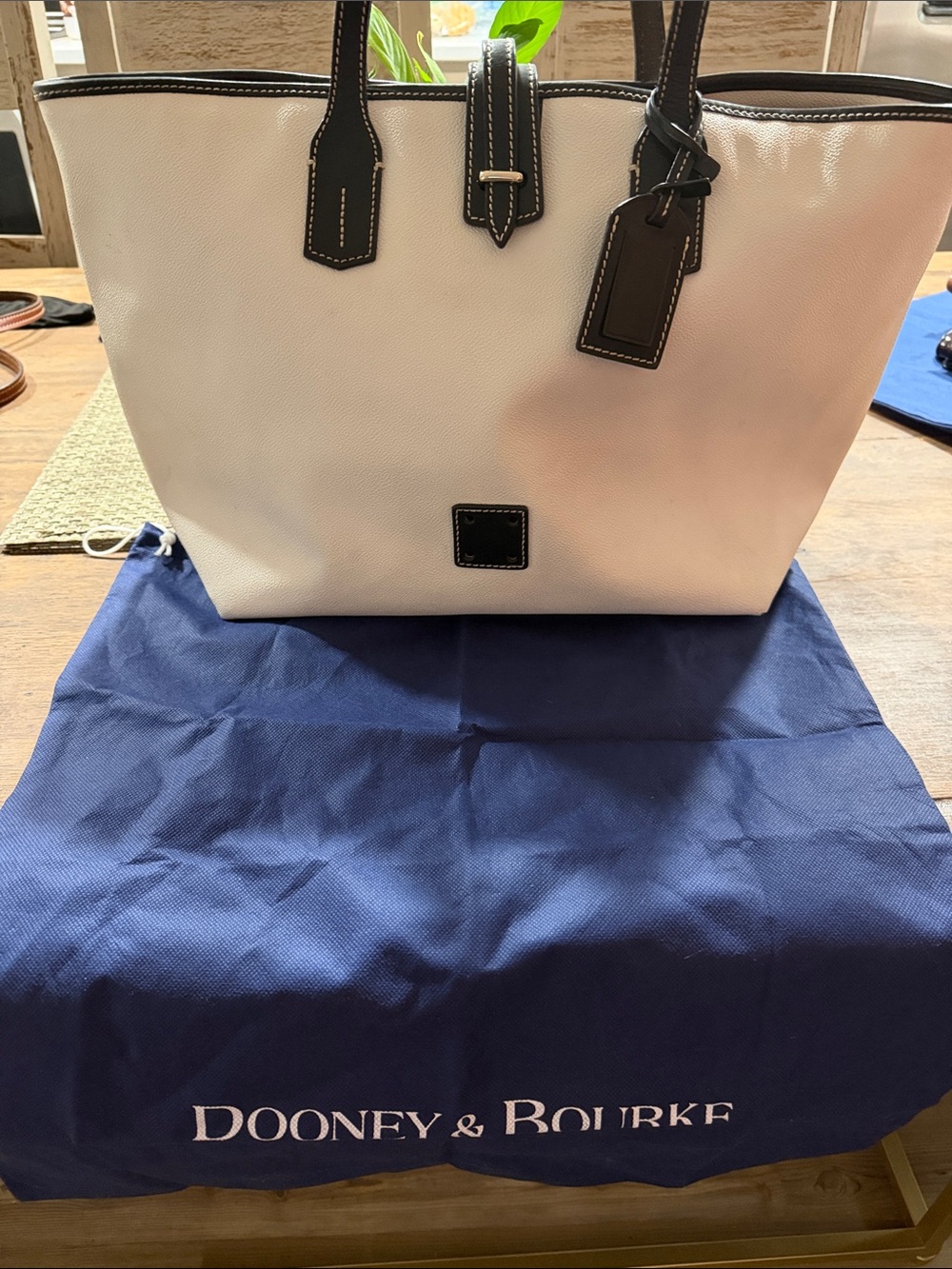 DOONEY & BOURKE Classic White Tote with Storage Bag -Women's Shoulder Bag